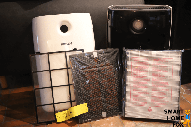 Der NanoProtect HEPA-Filter, Aktivkohlefilter und Vorfilter stehen vor dem Philips AC2889/10 Luftreiniger liegen